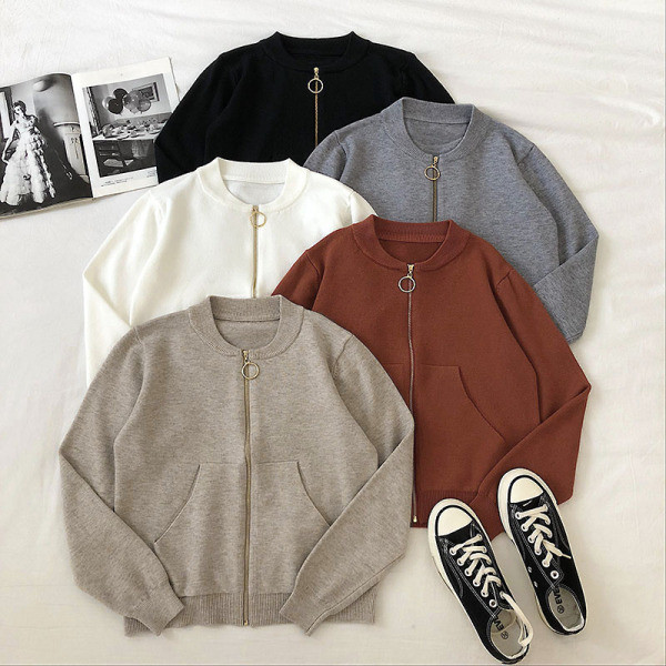 Napi női pulóver öt színben, zsebekkel és cipzárral