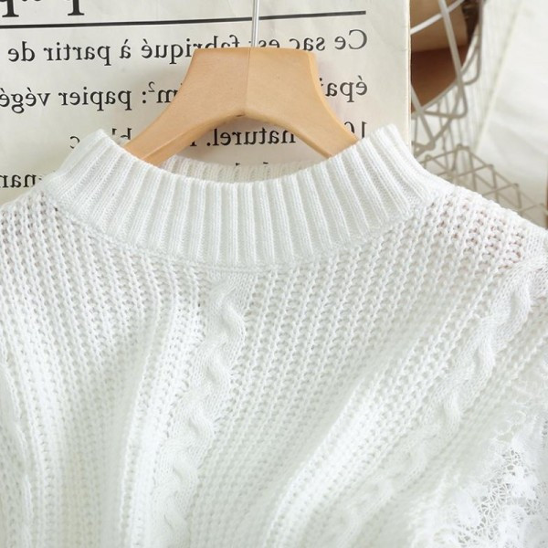 Modern női pulóver ovális nyakkivágással, fehér és fekete hímzéssel