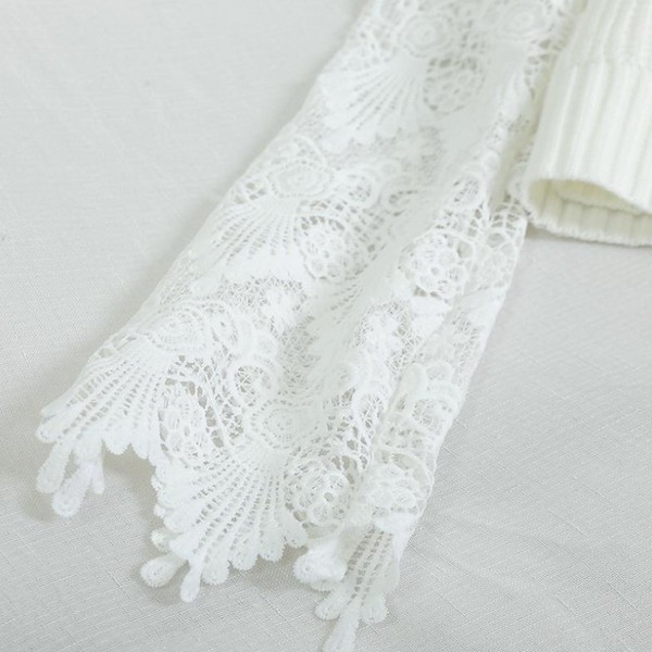 Modern női pulóver ovális nyakkivágással, fehér és fekete hímzéssel