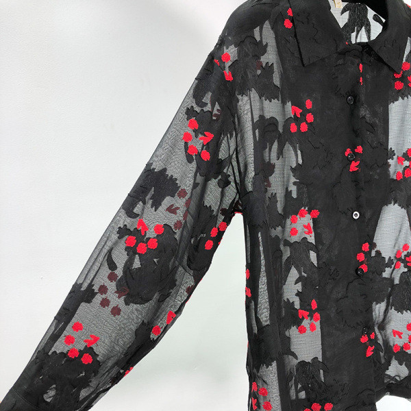 Női tavaszi tüll ing fekete színben, hímzéssel