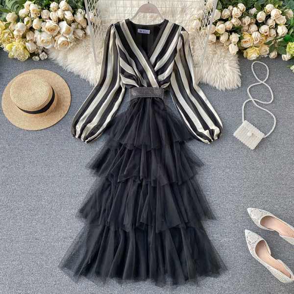 Hosszú női ruha három színben tüll és V-nyakkal