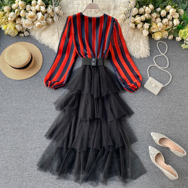 Hosszú női ruha három színben tüll és V-nyakkal