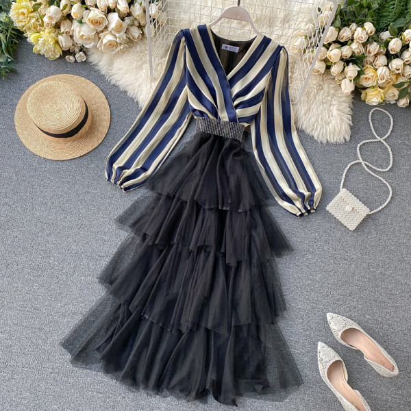 Hosszú női ruha három színben tüll és V-nyakkal