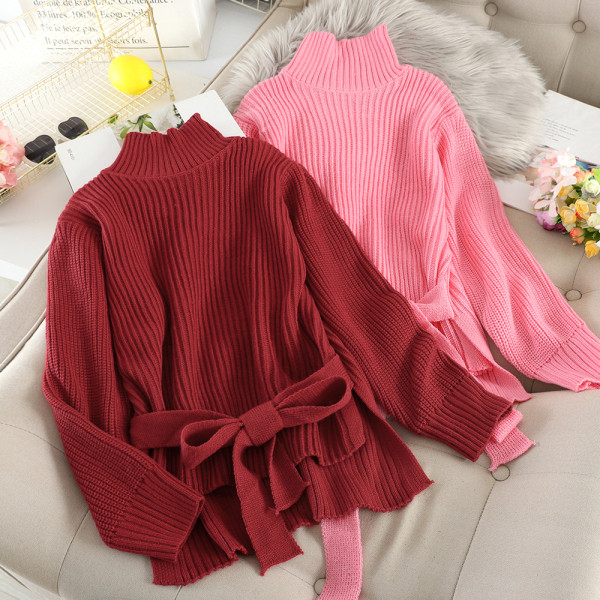 Alkalmi női pulóver magas pólógallérral és rózsaszín és bordó színű szalaggal