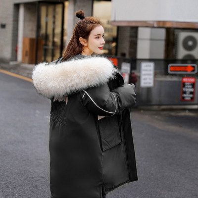 Női téli kabát széles és hosszú modell, hátoldalán hímzéssel fekete, fehér, sárga, rózsaszín és zöld színben