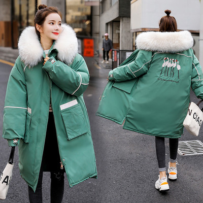 Női téli kabát széles és hosszú modell, hátoldalán hímzéssel fekete, fehér, sárga, rózsaszín és zöld színben