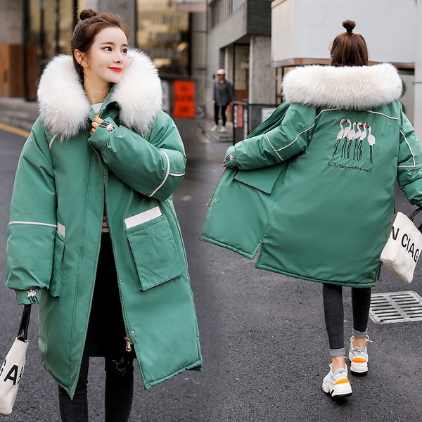 Női téli kabát széles és hosszú modell, hátoldalán hímzéssel fekete, fehér, sárga, rózsaszín és zöld színben