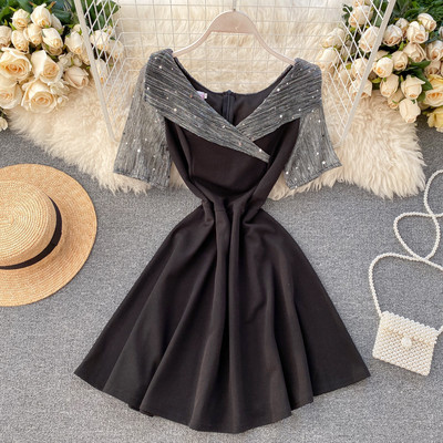 Piros, fekete és kék színű női ruha V-nyakkal és flitterekkel