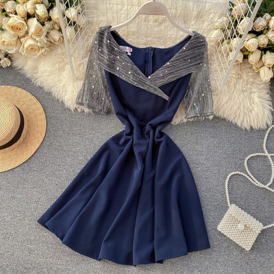 Piros, fekete és kék színű női ruha V-nyakkal és flitterekkel