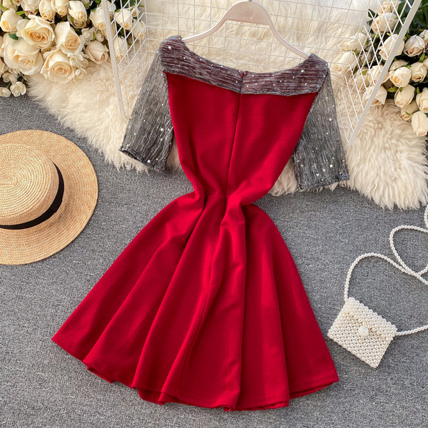 Piros, fekete és kék színű női ruha V-nyakkal és flitterekkel