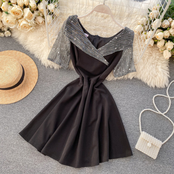 Piros, fekete és kék színű női ruha V-nyakkal és flitterekkel