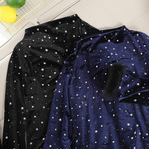 Stílusos női blúz bársonyból, ujjakkal kék és fekete színben