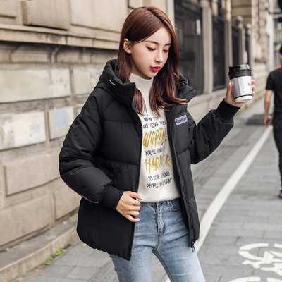 Női alkalmi kabát kapucnival és színes felirattal kék, fehér, sárga, piros és fekete színben