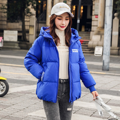 Női alkalmi kabát kapucnival és színes felirattal kék, fehér, sárga, piros és fekete színben