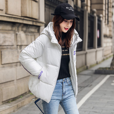 Női alkalmi kabát kapucnival és színes felirattal kék, fehér, sárga, piros és fekete színben