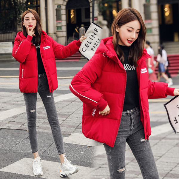 Női alkalmi kabát kapucnival és színes felirattal kék, fehér, sárga, piros és fekete színben