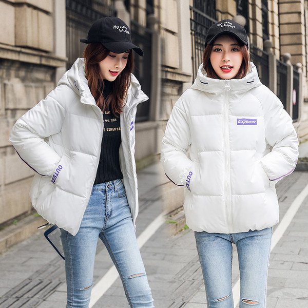 Női alkalmi kabát kapucnival és színes felirattal kék, fehér, sárga, piros és fekete színben