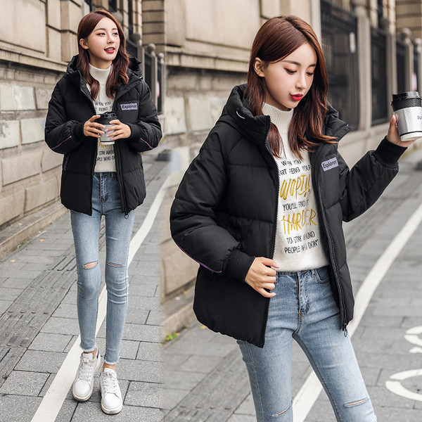 Női alkalmi kabát kapucnival és színes felirattal kék, fehér, sárga, piros és fekete színben