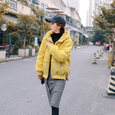 Μοντέρνο γυναικείο φθινόπωρο-χειμωνιάτικο μπουφάν με κουκούλα σε ροζ, πράσινο, μπλε, κίτρινο και λευκό χρώμα