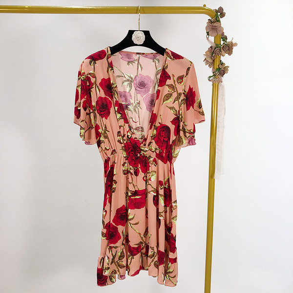 Rochie de vara de dama cu decolteu adanc model de culoare roz cu model floral