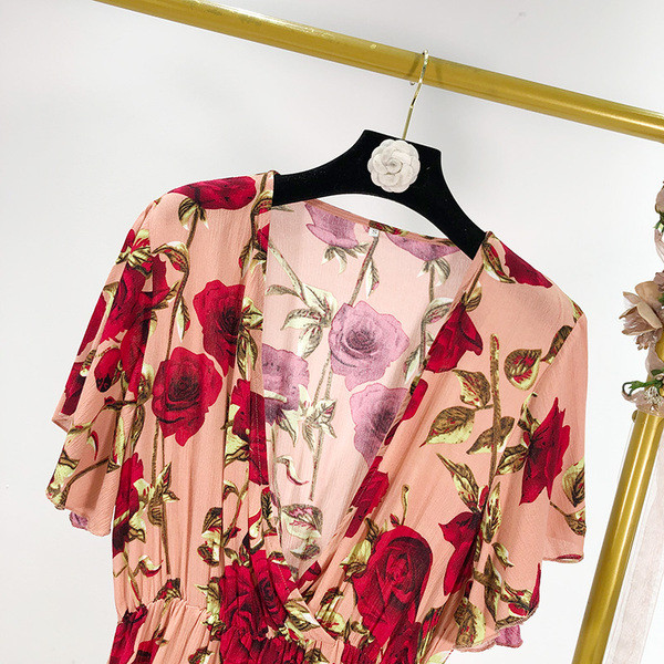 Rochie de vara de dama cu decolteu adanc model de culoare roz cu model floral