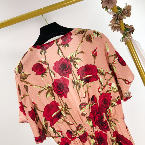 Rochie de vara de dama cu decolteu adanc model de culoare roz cu model floral