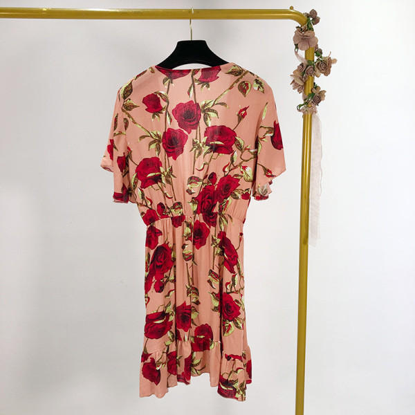 Rochie de vara de dama cu decolteu adanc model de culoare roz cu model floral