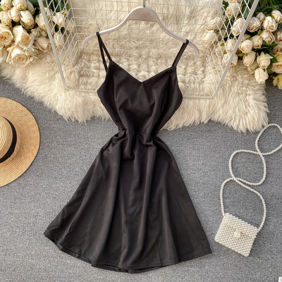 Rózsaszín és fekete rövid női ruha vékony pántokkal és V-nyakkal