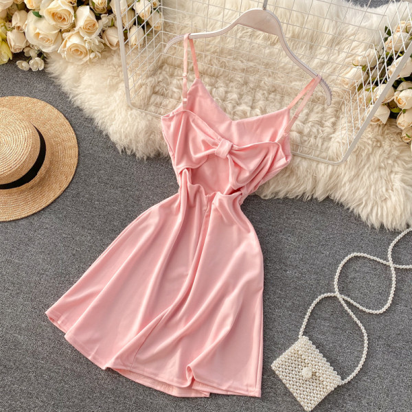 Rózsaszín és fekete rövid női ruha vékony pántokkal és V-nyakkal