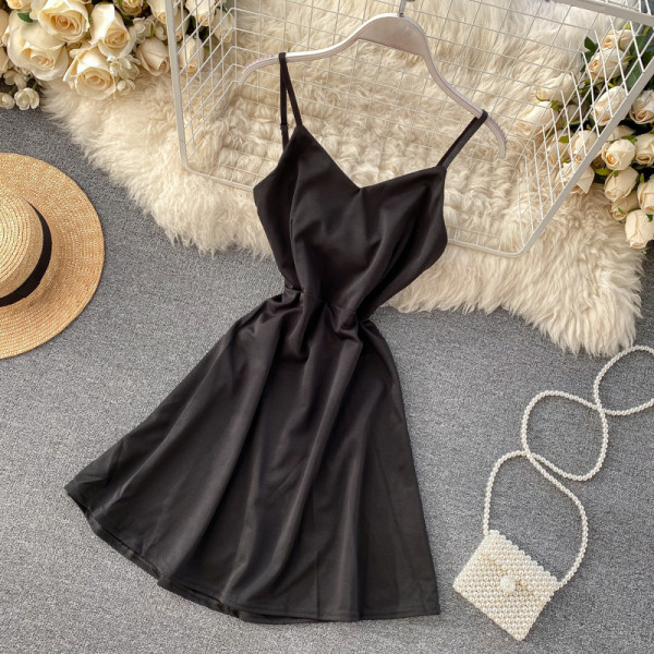 Rózsaszín és fekete rövid női ruha vékony pántokkal és V-nyakkal