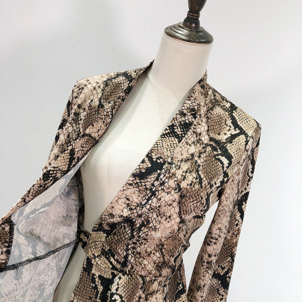 Modern női ing modell hosszú lótusz ujjú barna színben, kígyó mintával