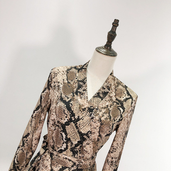 Modern női ing modell hosszú lótusz ujjú barna színben, kígyó mintával