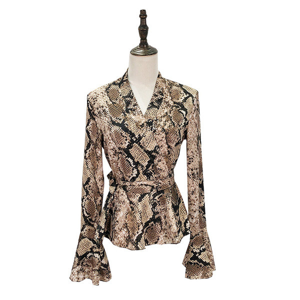 Modern női ing modell hosszú lótusz ujjú barna színben, kígyó mintával