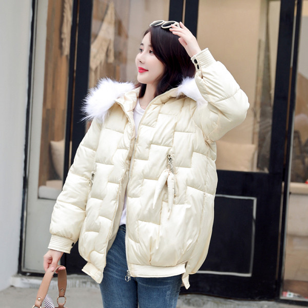 Női őszi-téli kabát standard modell, kapucnival, fehér és fekete színben