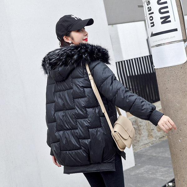 Női őszi-téli kabát standard modell, kapucnival, fehér és fekete színben