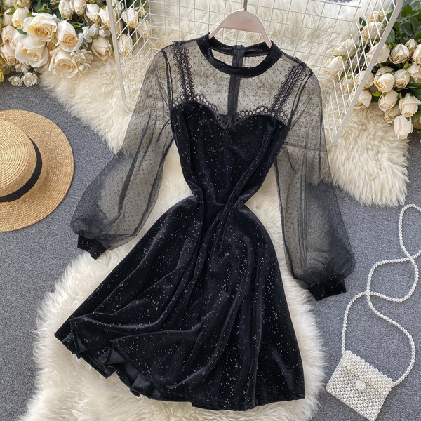 Retro stílusú női bársonyruha, fekete színben csipkével és tüllel