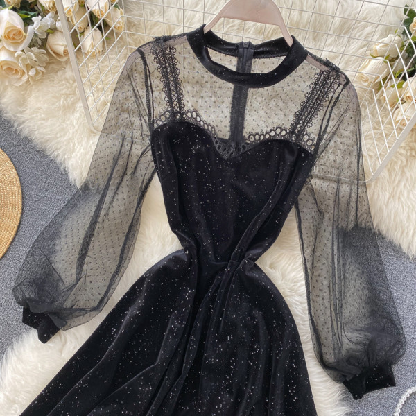 Retro stílusú női bársonyruha, fekete színben csipkével és tüllel