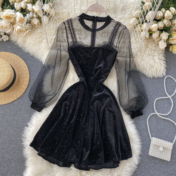 Retro stílusú női bársonyruha, fekete színben csipkével és tüllel