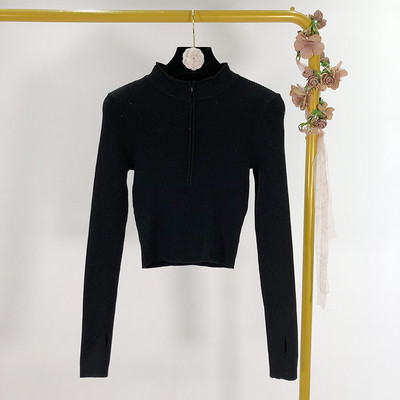 Rövid szabású, vékony kötésből készült pulóver félmagas gallérral, szürke, zöld, fehér és fekete cipzárral