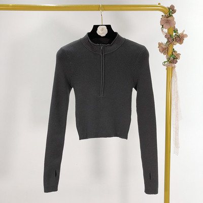 Rövid szabású, vékony kötésből készült pulóver félmagas gallérral, szürke, zöld, fehér és fekete cipzárral