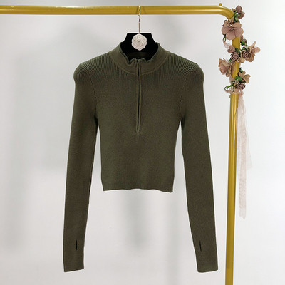 Rövid szabású, vékony kötésből készült pulóver félmagas gallérral, szürke, zöld, fehér és fekete cipzárral