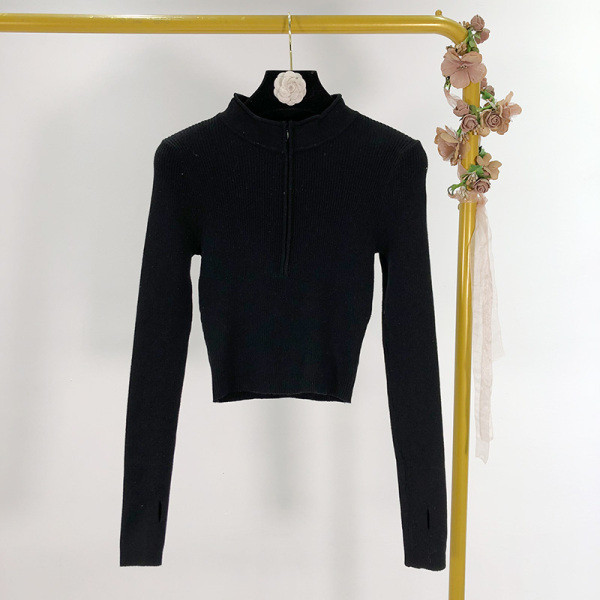 Rövid szabású, vékony kötésből készült pulóver félmagas gallérral, szürke, zöld, fehér és fekete cipzárral