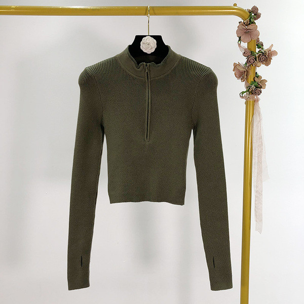 Rövid szabású, vékony kötésből készült pulóver félmagas gallérral, szürke, zöld, fehér és fekete cipzárral