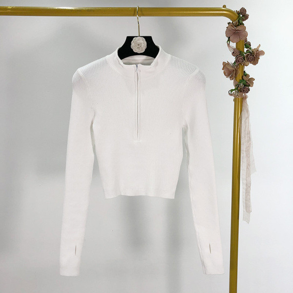 Rövid szabású, vékony kötésből készült pulóver félmagas gallérral, szürke, zöld, fehér és fekete cipzárral