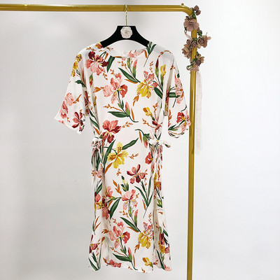 Lezser nyári ruha 3/4-es ujjal, derékban megkötős fehér és fekete színben, virágmintával