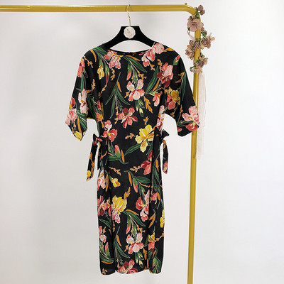 Lezser nyári ruha 3/4-es ujjal, derékban megkötős fehér és fekete színben, virágmintával