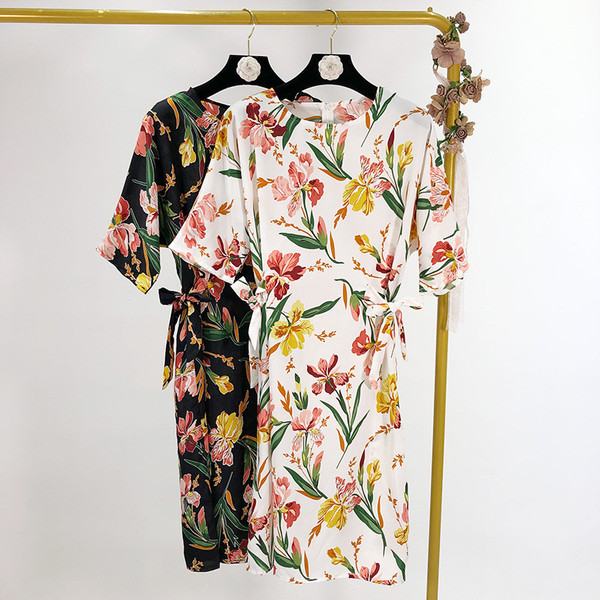 Lezser nyári ruha 3/4-es ujjal, derékban megkötős fehér és fekete színben, virágmintával