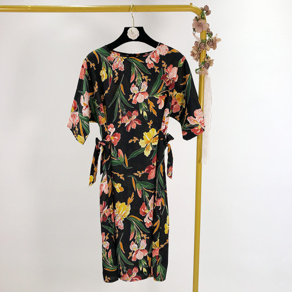 Lezser nyári ruha 3/4-es ujjal, derékban megkötős fehér és fekete színben, virágmintával