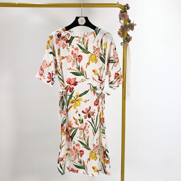 Lezser nyári ruha 3/4-es ujjal, derékban megkötős fehér és fekete színben, virágmintával