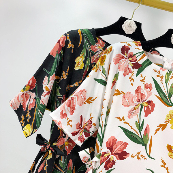 Lezser nyári ruha 3/4-es ujjal, derékban megkötős fehér és fekete színben, virágmintával